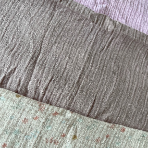 Set of 4 lightweight 100% cotton baby blankets. - Picture 8 of 16